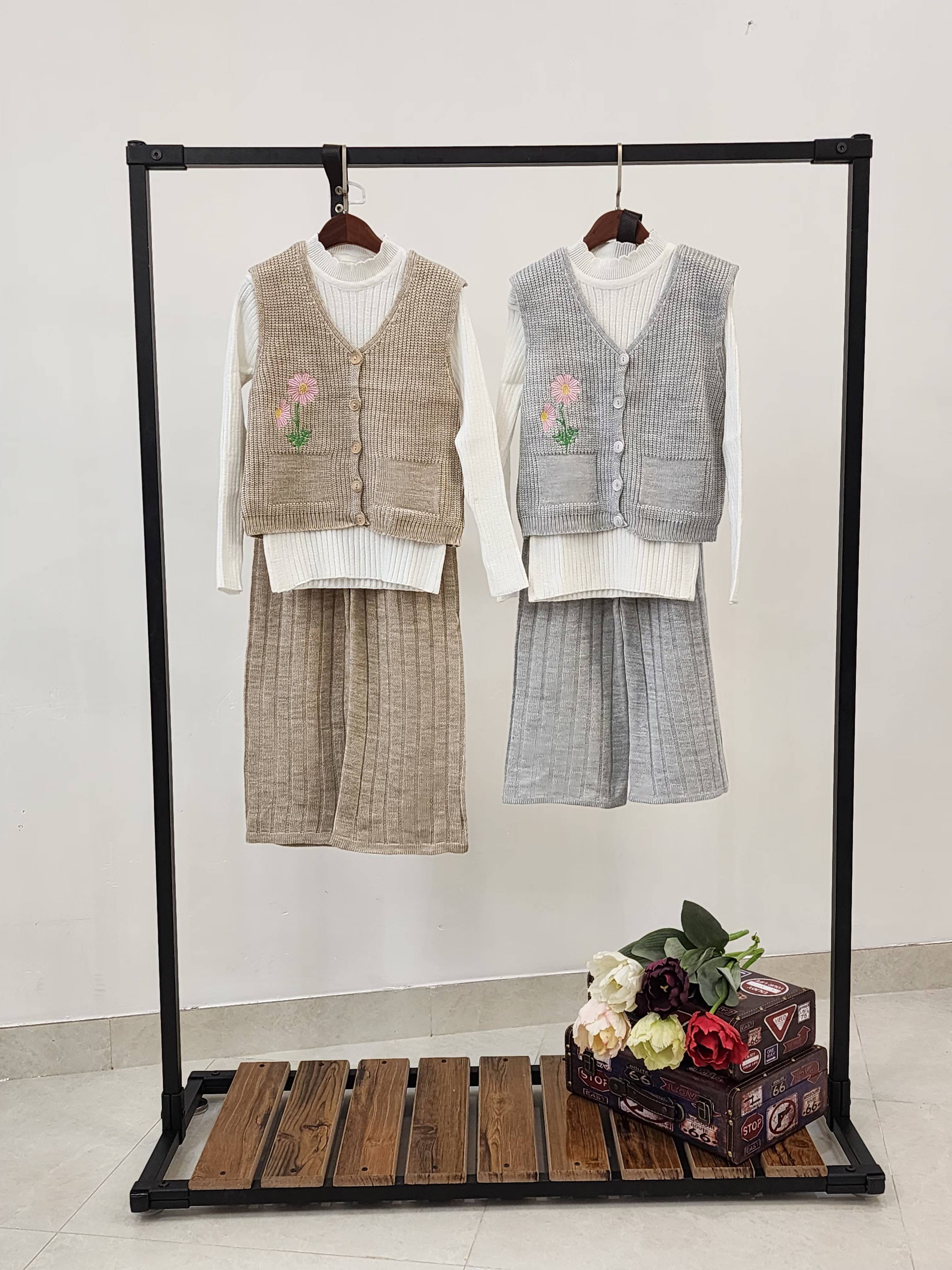 ست سه تیکه بافت شلوار و ژیله طرح گل دکمه دار